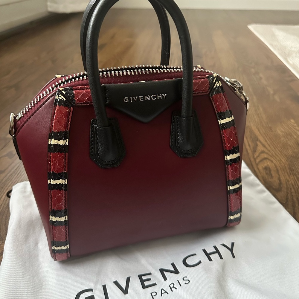 Givenchy
Antigona Bag Leather with Snakeskin Mini